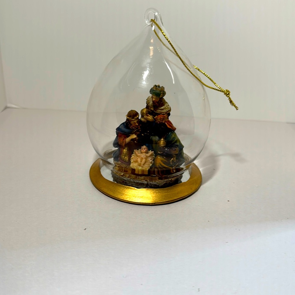 Vintage Wisemen with Baby Jesus Blown Glass Nativity Scene Ornament. (B)